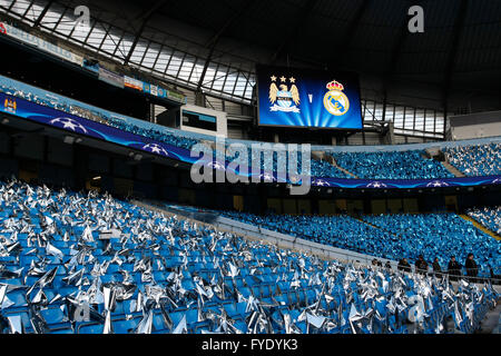 La Etihad, Manchester, Regno Unito. 26 apr, 2016. La UEFA Champions League. Manchester City contro il Real Madrid. Una vista generale del Manchester City's Etihad Stadium con bandiere sul sedile di ogni città la ventola prima di stasera il gioco. Credito: Azione Sport Plus/Alamy Live News Foto Stock