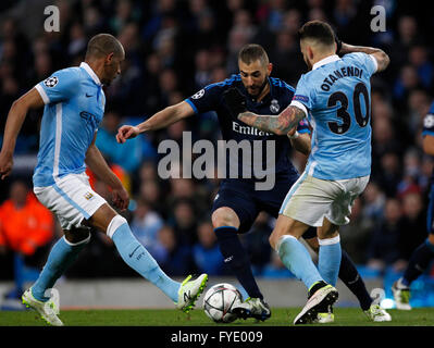 La Etihad, Manchester, Regno Unito. 26 apr, 2016. La UEFA Champions League. Manchester City contro il Real Madrid. Real Madrid scontrino Karim Benzema prende il Manchester City defender Nicolas Otamendi e Manchester City centrocampista Fernando. Credito: Azione Sport Plus/Alamy Live News Foto Stock