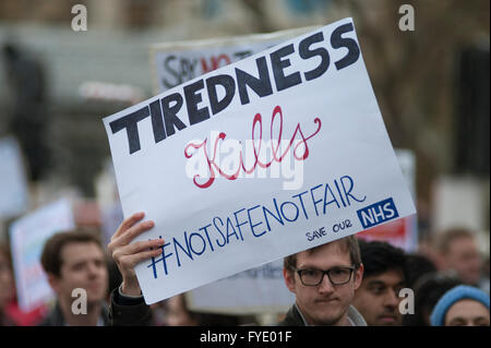 Westminster, Londra, Regno Unito. Il 26 aprile 2016. I medici in formazione demo marzo da St Thomas' ospedale a Whitehall per un rally di lunedì sera al di fuori di Downing Street. Credito: Malcolm Park editoriale/Alamy Live News. Foto Stock