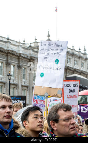 Londra, Regno Unito. Il 26 aprile, 2016. Marzo Rally e dai medici in formazione.i medici in formazione con il supporto di insegnanti e altri unionista, marciò su Downing Street questa sera nel loro migliaia. Credito: Jane Campbell/Alamy Live News Foto Stock