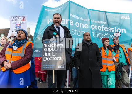 Londra, Regno Unito. Il 26 aprile, 2016. Johann Malawana, presidente della Junior medici Comitato della British Medical Association (BMA) e Kevin Courtney, Vice Segretario Generale dell Unione Nazionale degli insegnanti (dado), portano i medici in formazione' marzo da St Thomas' ospedale per il Dipartimento di salute durante il primo sciopero. Credito: Mark Kerrison/Alamy Live News Foto Stock