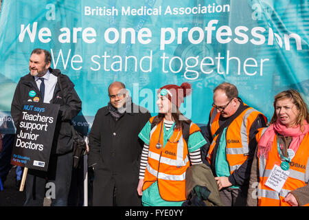 Londra, Regno Unito. Il 26 aprile, 2016. Johann Malawana, presidente della Junior medici Comitato della British Medical Association (BMA) e Kevin Courtney, Vice Segretario Generale dell Unione Nazionale degli insegnanti (dado), portano i medici in formazione' marzo da St Thomas' ospedale per il Dipartimento di salute durante il primo sciopero. Credito: Mark Kerrison/Alamy Live News Foto Stock