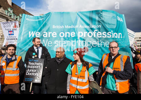 Londra, Regno Unito. Il 26 aprile, 2016. Johann Malawana, presidente della Junior medici Comitato della British Medical Association (BMA) e Kevin Courtney, Vice Segretario Generale dell Unione Nazionale degli insegnanti (dado), portano i medici in formazione' marzo da St Thomas' ospedale per il Dipartimento di salute durante il primo sciopero. Credito: Mark Kerrison/Alamy Live News Foto Stock