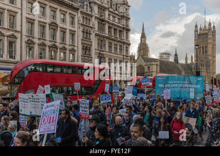 Londra, Regno Unito. Il 26 aprile 2016. Manifestanti marzo al Dipartimento della Salute per supportare i medici in formazione' sciopero contro il governo di imposizione di un nuovo contratto. Wiktor Szymanowicz/Alamy Live News Foto Stock