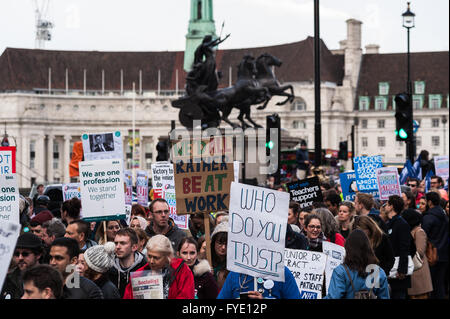 Londra, Regno Unito. Il 26 aprile 2016. Manifestanti marzo al Dipartimento della Salute per supportare i medici in formazione' sciopero contro il governo di imposizione di un nuovo contratto. Wiktor Szymanowicz/Alamy Live News Foto Stock