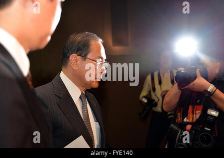 Tokyo, Giappone. 26 apr, 2016. In Giappone il gigante di elettronica Toshiba presidente Masashi Muromachi lascia una conferenza stampa dopo aver annunciato la società di revisione delle previsioni del risultato finanziario per l'anno fiscale 2015 a Toshiba sede a Tokyo il martedì 26 aprile, 2016. Turbato Toshiba si aspetta una perdita di esercizio di 690 miliardi di yen alla fine di marzo. © Yoshio Tsunoda/AFLO/Alamy Live News Foto Stock