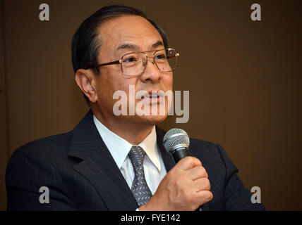 Tokyo, Giappone. 26 apr, 2016. Elettronica giapponese Toshiba gigante il presidente Masashi Muromachi annuncia la società finanziarie rivedute le previsioni di risultati per l'anno fiscale 2015 a Toshiba sede a Tokyo il martedì 26 aprile, 2016. Turbato Toshiba si aspetta una perdita di esercizio di 690 miliardi di yen nell'anno in esecuzione per la fine di marzo. © Yoshio Tsunoda/AFLO/Alamy Live News Foto Stock