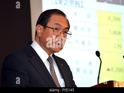 Tokyo, Giappone. 26 apr, 2016. Elettronica giapponese Toshiba gigante il presidente Masashi Muromachi annuncia la società finanziarie rivedute le previsioni di risultati per l'anno fiscale 2015 a Toshiba sede a Tokyo il martedì 26 aprile, 2016. Turbato Toshiba si aspetta una perdita di esercizio di 690 miliardi di yen nell'anno in esecuzione per la fine di marzo. © Yoshio Tsunoda/AFLO/Alamy Live News Foto Stock