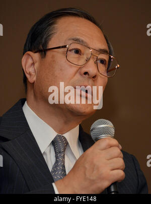 Tokyo, Giappone. 26 apr, 2016. Elettronica giapponese Toshiba gigante il presidente Masashi Muromachi annuncia la società finanziarie rivedute le previsioni di risultati per l'anno fiscale 2015 a Toshiba sede a Tokyo il martedì 26 aprile, 2016. Turbato Toshiba si aspetta una perdita di esercizio di 690 miliardi di yen nell'anno in esecuzione per la fine di marzo. © Yoshio Tsunoda/AFLO/Alamy Live News Foto Stock