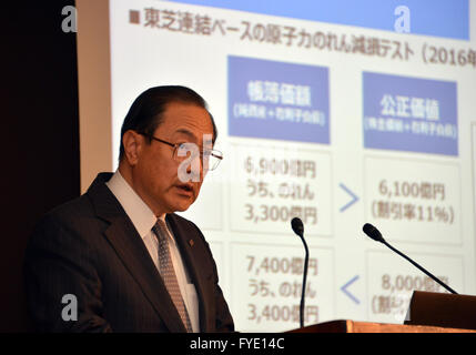 Tokyo, Giappone. 26 apr, 2016. Elettronica giapponese Toshiba gigante il presidente Masashi Muromachi annuncia la società finanziarie rivedute le previsioni di risultati per l'anno fiscale 2015 a Toshiba sede a Tokyo il martedì 26 aprile, 2016. Turbato Toshiba si aspetta una perdita di esercizio di 690 miliardi di yen nell'anno in esecuzione per la fine di marzo. © Yoshio Tsunoda/AFLO/Alamy Live News Foto Stock