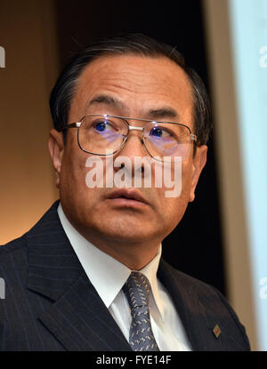 Tokyo, Giappone. 26 apr, 2016. Elettronica giapponese Toshiba gigante il presidente Masashi Muromachi annuncia la società finanziarie rivedute le previsioni di risultati per l'anno fiscale 2015 a Toshiba sede a Tokyo il martedì 26 aprile, 2016. Turbato Toshiba si aspetta una perdita di esercizio di 690 miliardi di yen nell'anno in esecuzione per la fine di marzo. © Yoshio Tsunoda/AFLO/Alamy Live News Foto Stock