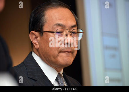 Tokyo, Giappone. 26 apr, 2016. In Giappone il gigante di elettronica Toshiba presidente Masashi Muromachi morde le sue labbra come egli annuncia la società di revisione delle previsioni del risultato finanziario per l'anno fiscale 2015 a Toshiba sede a Tokyo il martedì 26 aprile, 2016. Turbato Toshiba si aspetta una perdita di esercizio di 690 miliardi di yen alla fine di marzo. © Yoshio Tsunoda/AFLO/Alamy Live News Foto Stock