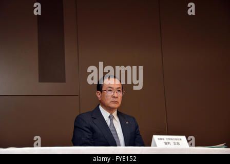 Tokyo, Giappone. 26 apr, 2016. Elettronica giapponese Toshiba gigante il presidente Masashi Muromachi annuncia la società finanziarie rivedute le previsioni di risultati per l'anno fiscale 2015 a Toshiba sede a Tokyo il martedì 26 aprile, 2016. Turbato Toshiba si aspetta una perdita di esercizio di 690 miliardi di yen nell'anno in esecuzione per la fine di marzo. © Yoshio Tsunoda/AFLO/Alamy Live News Foto Stock