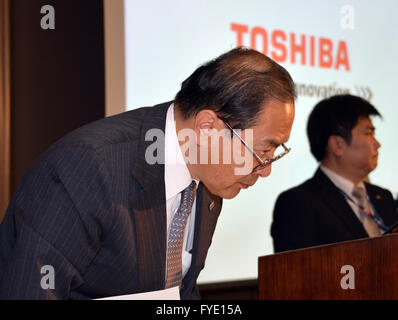 Tokyo, Giappone. 26 apr, 2016. In Giappone il gigante di elettronica Toshiba presidente Masashi Muromachi china il capo come egli annuncia la società di revisione delle previsioni del risultato finanziario per l'anno fiscale 2015 a Toshiba sede a Tokyo il martedì 26 aprile, 2016. Turbato Toshiba si aspetta una perdita di esercizio di 690 miliardi di yen alla fine di marzo. © Yoshio Tsunoda/AFLO/Alamy Live News Foto Stock