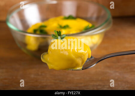 Cucchiaio con uova ripiene o 'oua umplute' Foto Stock