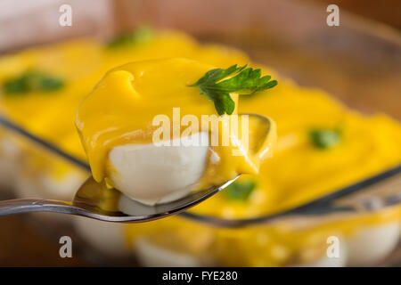 Cucchiaio con uova ripiene o 'oua umplute' Foto Stock