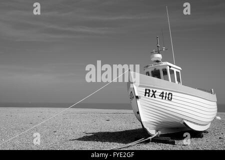 Una barca da pesca sulla spiaggia di ciottoli a Dungeness vicino a Lydd nel Kent Foto Stock