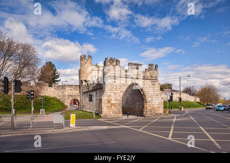 Walmgate Bar, e le mura di cinta della città di York, North Yorkshire England Regno Unito Foto Stock