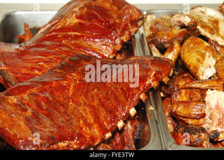 BBQ Ribs e pollo in una linea a buffet Foto Stock