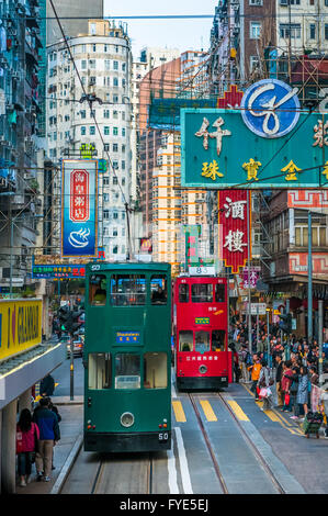 HONG KONG - marzo, 14, 2009: Double-decker tram in Hong Kong street Foto Stock