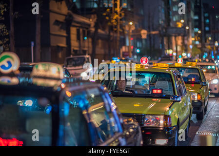 OSAKA, GIAPPONE - Novembre, 17, 2014: Taxi a la strada notte di Osaka Foto Stock