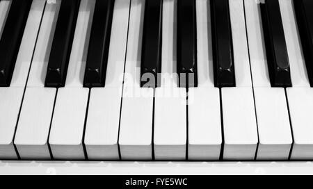 Dettaglio del pianoforte classico tasti sul bianco e nero Foto Stock