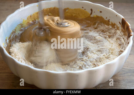 Preparinga torta al cioccolato con gli ingredienti ha lavorato con un cibo-mixer Foto Stock