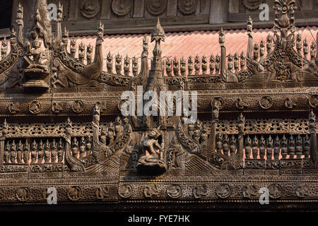 Incisioni sulla parte superiore di Shwenandaw Kyaung Tempio o Golden Palace Monastero a Mandalay, Myanmar Foto Stock