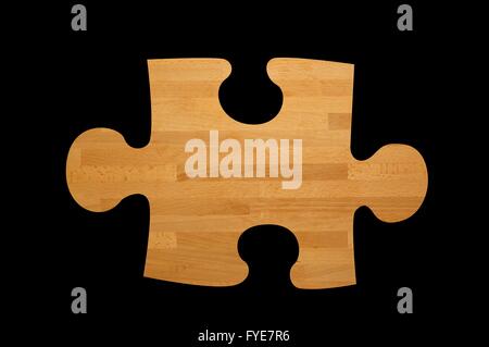 Puzzle in legno pezzi isolati contro uno sfondo nero Foto Stock