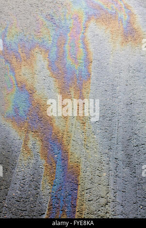 Fuoriuscita di olio su asfalto Foto Stock