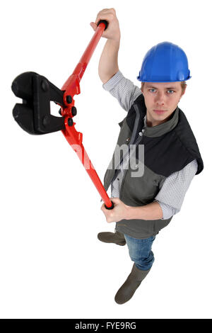 Tradesman scortese con in mano una coppia di clippers Foto Stock