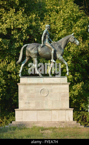 Reiterdenkmal, Treskowallee, Trabrennbahn, Karlshorst, Lichtenberg di Berlino, Deutschland Foto Stock