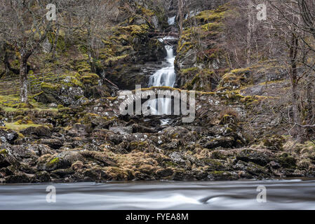 Il ponte romano in Glen Lyon Scozia, un vecchio ponte packhorse sulla strada attraverso il Glen. Foto Stock