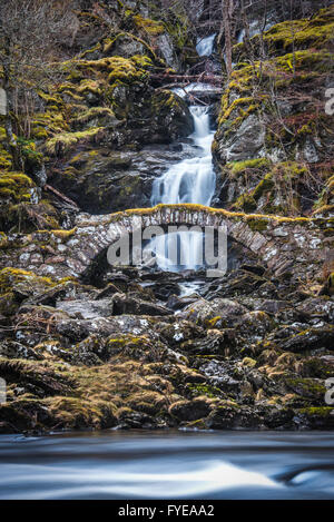 Ponte romano in Glen Lyon Scozia, un vecchio ponte packhorse Foto Stock
