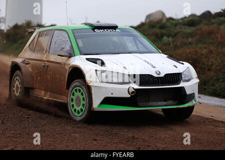 VIANA DO CASTELO, Portogallo - 21 aprile: Skoda Fabia R5 WRC2 in fase di test per il Rally del Portogallo a Viana do Castelo, Portogallo, 21 aprile 2016. Foto Stock