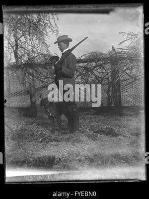 Fotografia vittoriano di un uomo con due cani e la sua pistola in Fallston, Maryland. Foto Stock