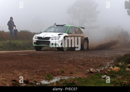 VIANA DO CASTELO, Portogallo - 21 aprile: Skoda Fabia R5 WRC2 in fase di test per il Rally del Portogallo a Viana do Castelo, Portogallo, 21 aprile 2016. Foto Stock