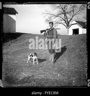 Fotografia vittoriano di un ragazzo con il suo cane da caccia e una pistola in una fattoria in Fallston, Maryland. Foto Stock