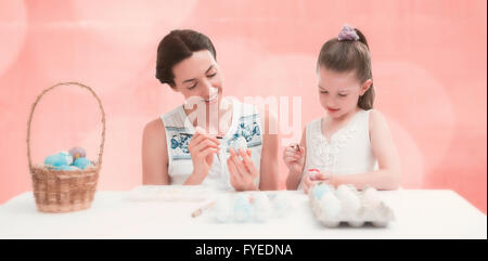 Immagine composita della madre e figlia di pittura delle uova di pasqua Foto Stock