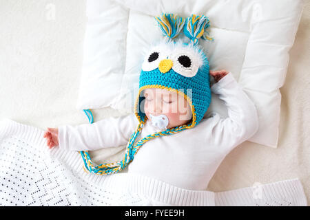 Sette mesi di età bambino dorme nel letto Foto Stock