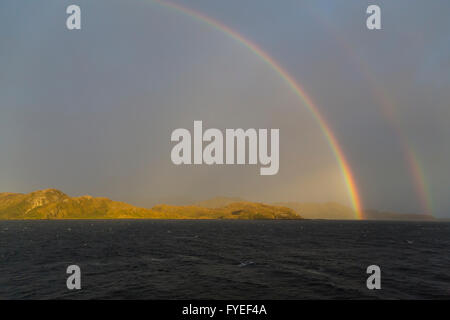 Un arcobaleno nel Canale del Beagle, Cile, America del Sud. Foto Stock