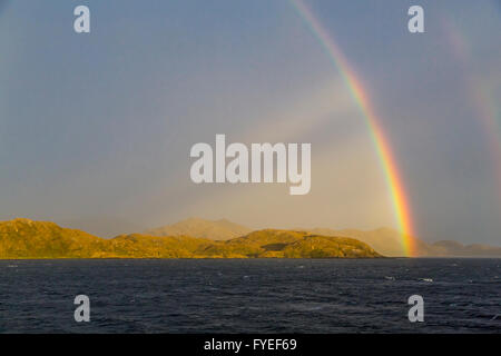 Un arcobaleno nel Canale del Beagle, Cile, America del Sud. Foto Stock