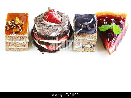 Un assortimento di dolci, torte e pasticcini su sfondo bianco Foto Stock
