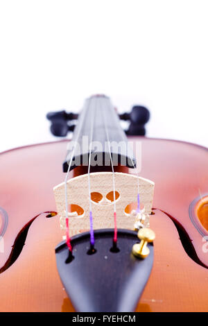 Vintage violino su sfondo bianco Foto Stock