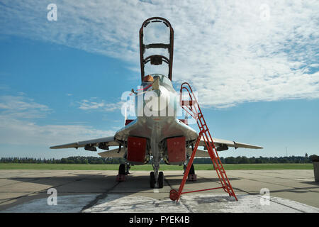 Vasilkov, Ucraina - 19 Giugno 2010: Ucraina Air Force MiG-29 da combattimento aereo parcheggiato sul piazzale di sosta sulla base aerea Foto Stock