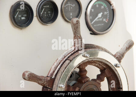 A Belgrado, in Serbia - volante in legno e il quadro della strumentazione in un motoscafo spiovente cockpit Foto Stock