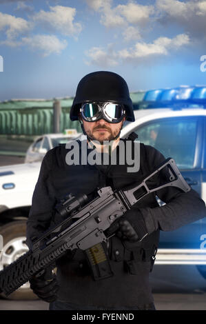 Uomo armato in botte di protezione con la mitragliatrice. Cooperazione di polizia Foto Stock