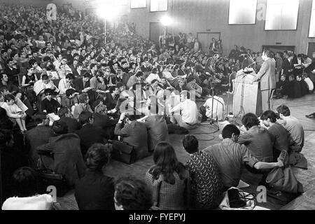 Vista della sala conferenze durante il teach-in presso l Università di Colonia il 06 maggio 1969. Circa duemila studenti si sono riuniti per un teach-in per discutere la legge per l'istruzione superiore del Land Renania settentrionale-Vestfalia criticamente. Foto Stock