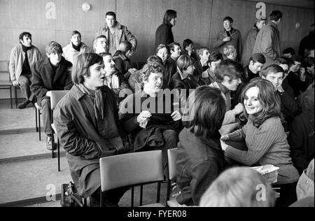 Daniel Cohn-Bendit (centro) tra gli spettatori. Accusato leader degli studenti Hans-Jürgen Krahl (non in foto) ha di stare davanti a una corte di assessori laici a Frankfurt am Main il 05 febbraio 1969. Egli è accusato di pesanti sconfinamenti in coincidenza con la coercizione. Egli era stato arrestato il 31 gennaio 1969. Foto Stock