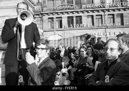 Avvocato Heinrich Hannover parla durante un megafono dopo la pronuncia della sentenza contro Daniel Cohn-Bendit. Alla sua destra il presidente SDS Karl-Dietrich Wolff, per l'estrema destra leader degli studenti Hans-Jürgen Krahl. Il socialista tedesco Student Union (SDS) tiene un teach-in in occasione del processo contro il leader degli studenti Daniel Cohn-Bendit il 27 settembre 1968 a Frankfurt am Main. Foto Stock